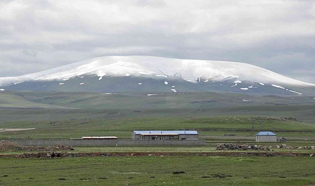 Kars'ta yüksek kesimlere kar yağdı