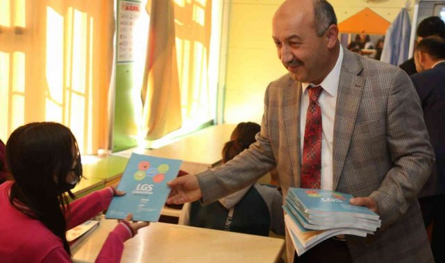 Kütahya'da öğrencilere yardımcı kaynak paketi dağıtıldı