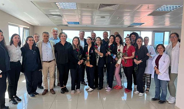Maltepe'de Hemşireler Haftası için hemşirelere kırmızı gül