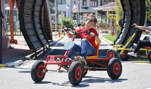 Minikler Trafik Park'ta hem öğreniyor hem de eğleniyor