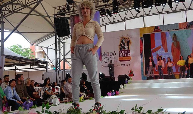 ModaFest, geri dönüşümden yapılan kıyafetlerin defilesiyle başladı