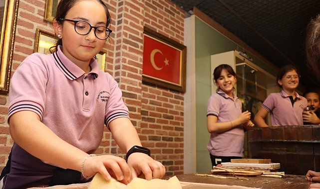 Öğrenciler İbrahim Müteferrika Kağıt Müzesi'nde kendi kağıtlarını üretiyor