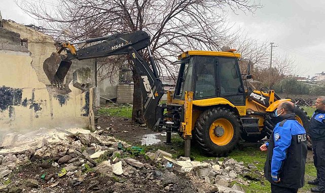 Osmaniye'de metruk binalar yıkılıyor