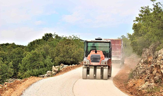 Silifke'de üretim bölgelerinin yolları asfaltlanıyor
