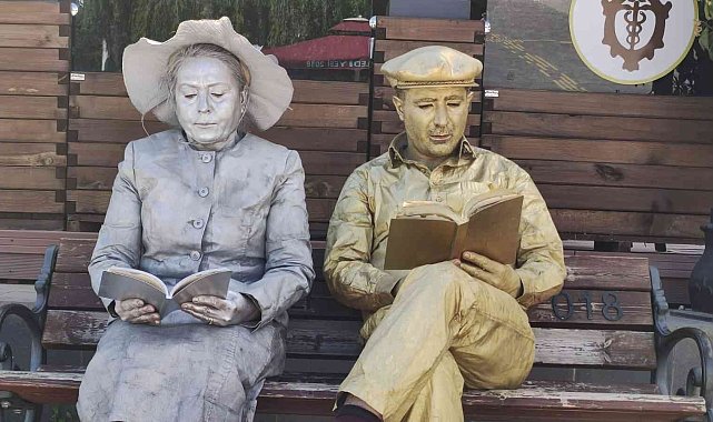 Tunceli'de kitap okumanın önemini anlatmak için canlı heykel performansı sergilendi
