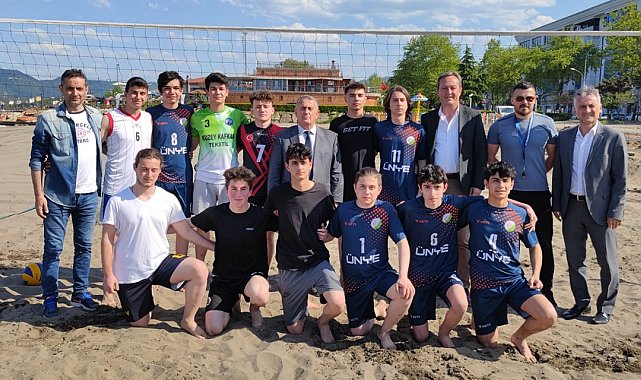 Ünye'de manyetik kumda voleybol turnuvası