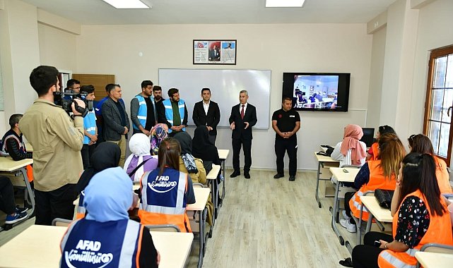 Yeşilyurt'ta gençlere deprem eğitimi