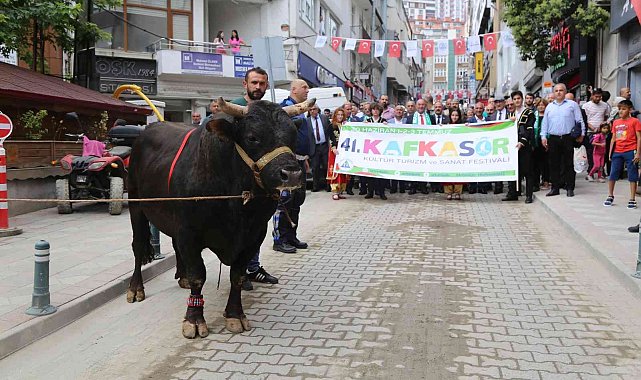 41. Kafkasör Festivali boğaların da katıldığı kortej yürüyüşüyle başladı