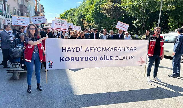 Afyonkarahisar'da 'Koruyucu Aile Modeline' yürüyerek dikkat çektiler