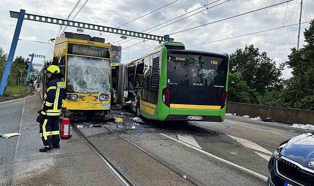 Almanya'da otobüsle tramvay çarpıştı