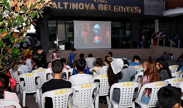 Altınova'da açık sinema keyfi