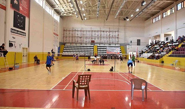 Analig badminton çeyrek finalleri Elazığ'da başladı