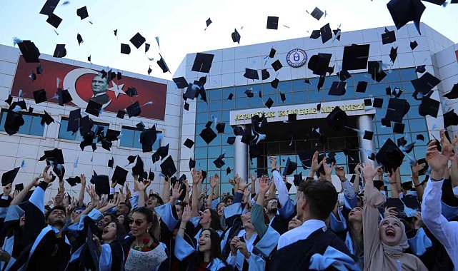 Aydın MYO'da öğrencilerin mezuniyet sevinci
