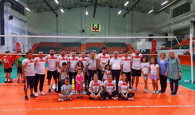Bahar Voleybol Turnuvası'nda Toparlar Ortaokulu şampiyon oldu