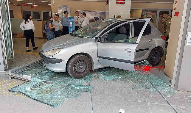 Bahçelievler'de geri geri giden otomobil bankaya daldı: 2 yaralı