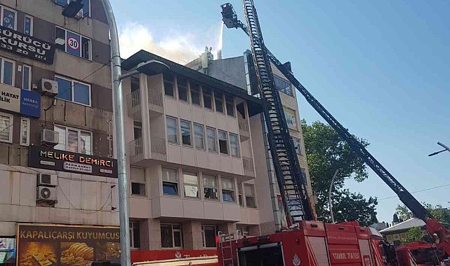 Bakırköy'de iş hanının çatısında korkutan yangın