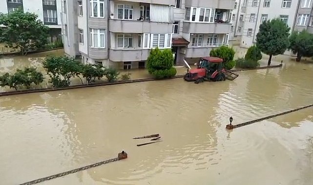 Bartın'da evlerinde mahsur kalanlara traktörle ekmek dağıtıldı
