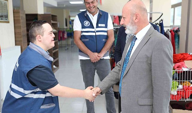 Başkan Çolakbayrakdar Sosyal Market'i gezdi