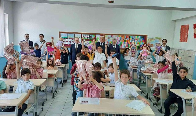 Bayburt'ta öğrenciler düzenlenen törenle karnelerine kavuştu