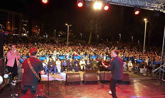 Bora Duran Suluova'da gençleri coşturdu
