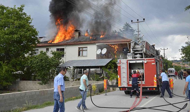 Burdur'da evin çatısını saran alevler paniğe sebep oldu