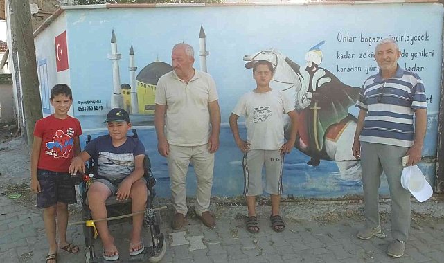 Burhaniye' de evin duvarındaki anlamlı resim ve yazı ilgi odağı oldu