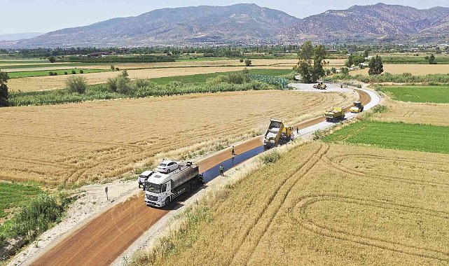 Büyükşehir, Kuyucak'ta yol yapım çalışmalarını sürdürüyor