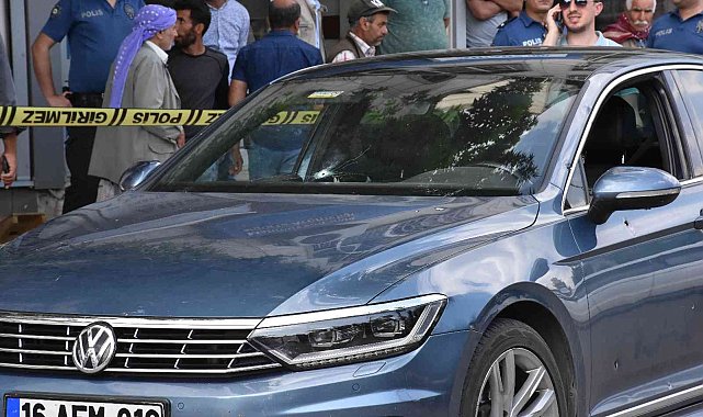 Çarşının ortasında otomobile silahlı saldırı