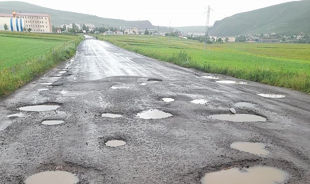 Çıldır'da yollar köstebek yuvasına döndü