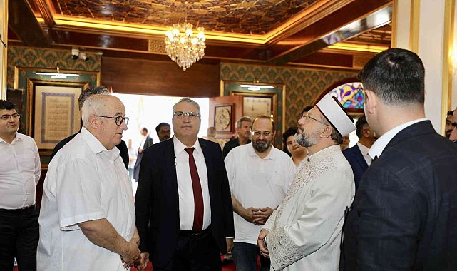 Diyanet İşleri Başkanı Yunusemre Meydan Camii'ne hayran kaldı