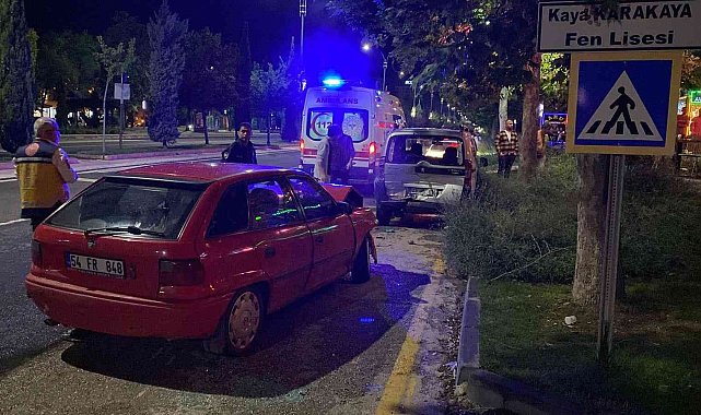 Elazığ'da otomobil park halindeki ticari araca çarptı: 1 yaralı