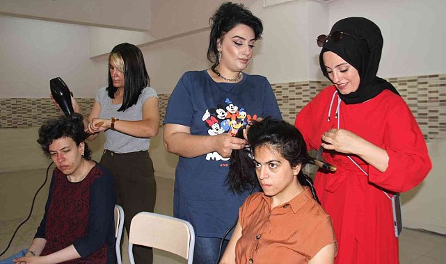 Elazığ'da usta kuaförler, özel çocukların bakımlarını yaptı