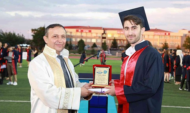 ERÜ Spor Bilimleri Fakültesi'nde mezuniyet coşkusu