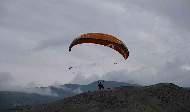 Erzincan'da Yamaç Paraşütü Hedef Şampiyonası