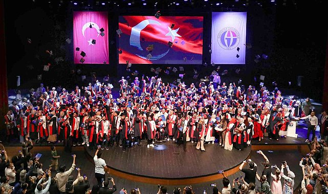 GAÜN İlahiyat Fakültesi'nde mezuniyet sevinci
