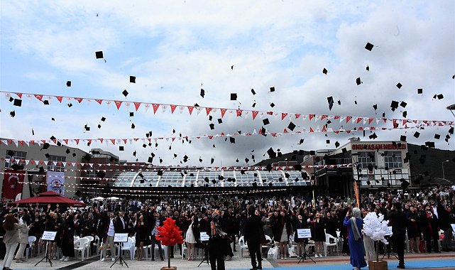 Genç mühendislerin mezuniyet coşkusu