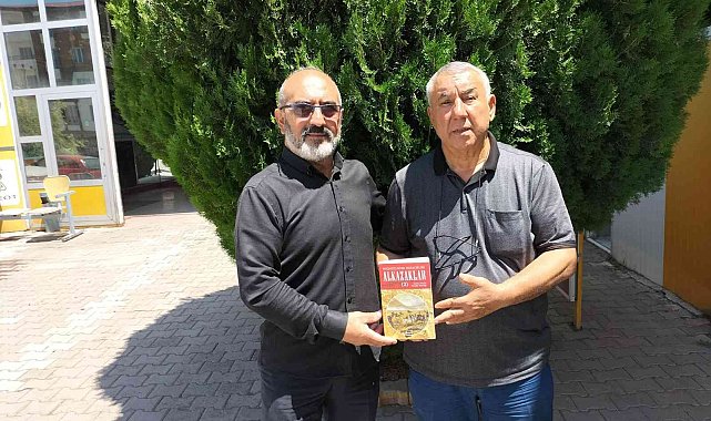 Gürbüz Alkazak, kitabını Serdar Ünsal'a hediye etti