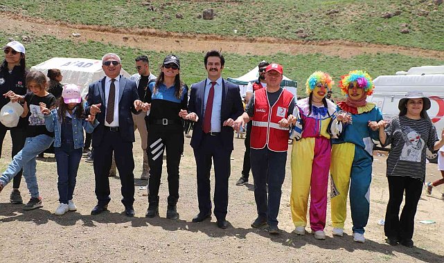 Hakkari'de 2800 rakımda halaylı karne şenliği