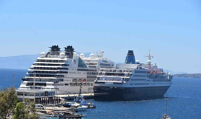 İki dev yolcu gemisi Bodrum'a geldi