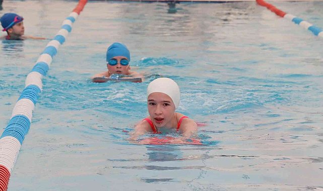 İzmit'te çocuklar yüzme öğreniyor