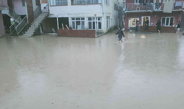 Karabük'te sağanak sonrası evlerin giriş katlarını su bastı