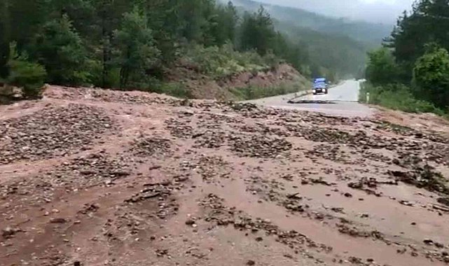 Karabük'te sağanak ve dolu sonrası yol ulaşıma kapandı