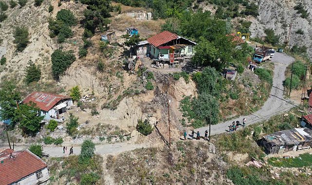 Karabük'te toprak kayması nedeniyle 5 ev tedbir amaçlı boşaltıldı
