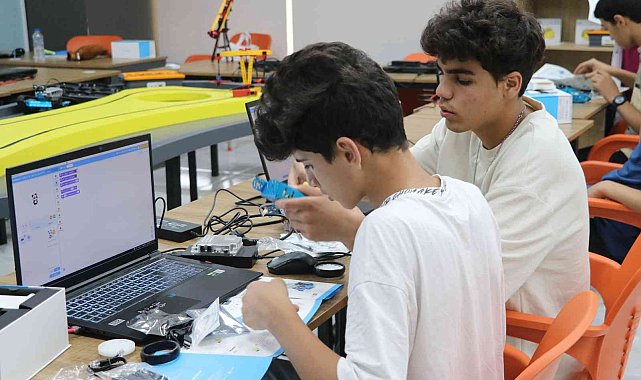 Karaköprü'de gençler robotik kodlama eğitimi alıyor