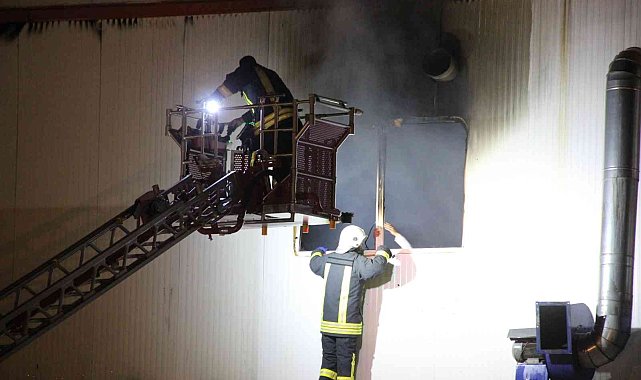 Karaman'da bisküvi fabrikasında yangın çıktı, 10 işçi dumandan etkilendi