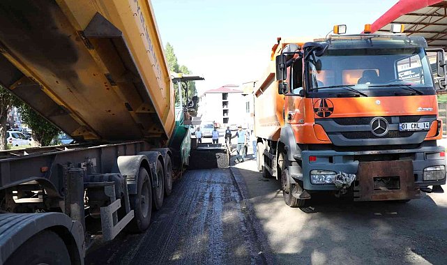 Kars'ta şehiriçi yollarda sıcak asfalt atılıyor