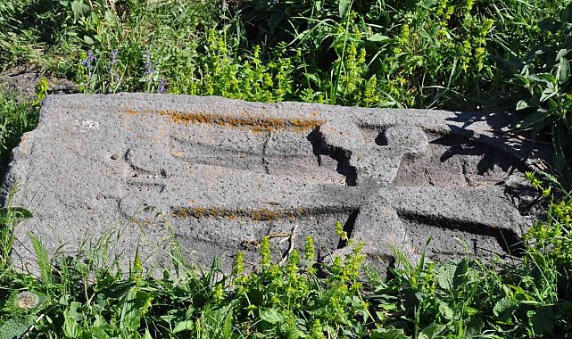 Kars'ta tarihi mezarlık yok oluyor