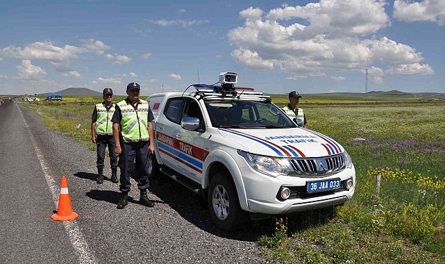 Kars'ta yerli mobil hız tespit sistemiyle jandarma uygulama yapıyor