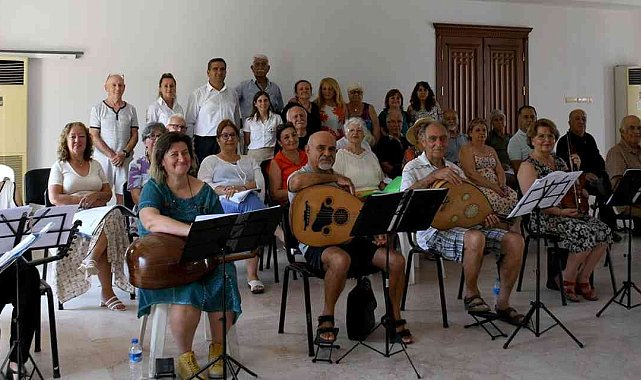 Kuşadası'nda emekli yazlıkçılar müzik aşkıyla bir araya geldi