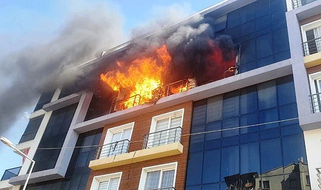 Kuşadası'nda yangın daireyi küle çevirdi